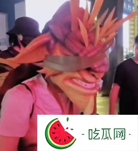 呆妹兒戶外cos鋼背獸，表示直播壓力巨大，隨時可能停播