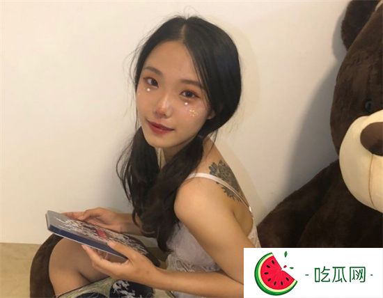 嫩模黃雅琪攜手閨蜜大尺度私拍流出!身著性感內(nèi)衣擺出撩人姿勢-吃瓜網(wǎng)