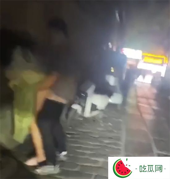 青州古城小巷 情侶野戰視頻爆火全網!中午在彌河帳篷打野戰 還淡定與路人聊天-吃瓜網