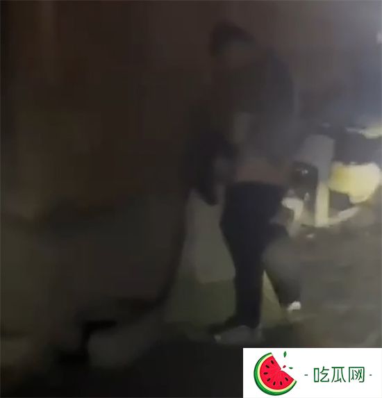 青州古城小巷 情侶野戰視頻爆火全網!中午在彌河帳篷打野戰 還淡定與路人聊天-吃瓜網