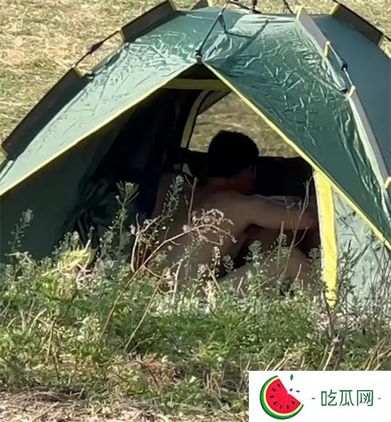 青州古城小巷 情侶野戰視頻爆火全網!中午在彌河帳篷打野戰 還淡定與路人聊天-吃瓜網