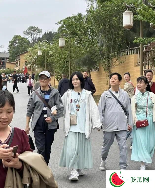 43歲謝娜回四川老家，受鄉親們夾道歡迎，爹媽看似平庸卻大有來頭