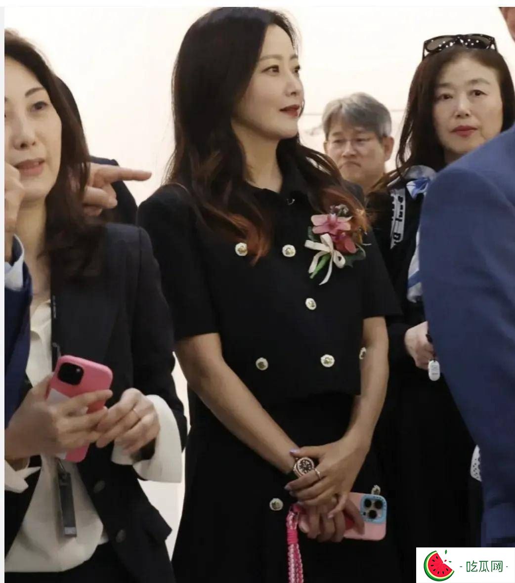 48歲金喜善現身：自然老去太真實，20年前美貌“驚艷”全場