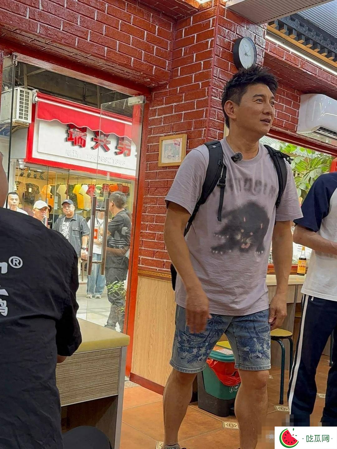 54歲吳奇隆街頭被偶遇，臉腫發福有肚腩，與女粉合照時小動作亮了