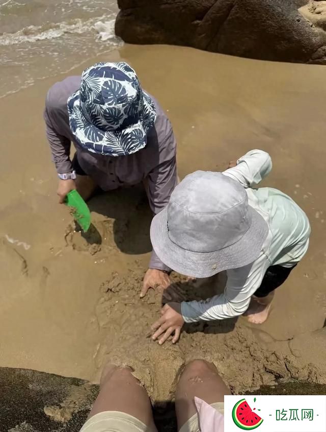 周一圍罕見曬小兒子正臉，父子倆海邊玩沙子，小小周圓肚子好可愛