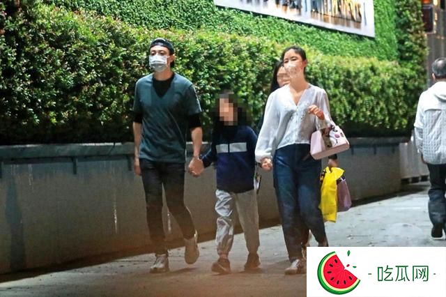 林心如霍建華一家三口近照，手牽手散步好有愛，8歲小海豚長(zhǎng)高了