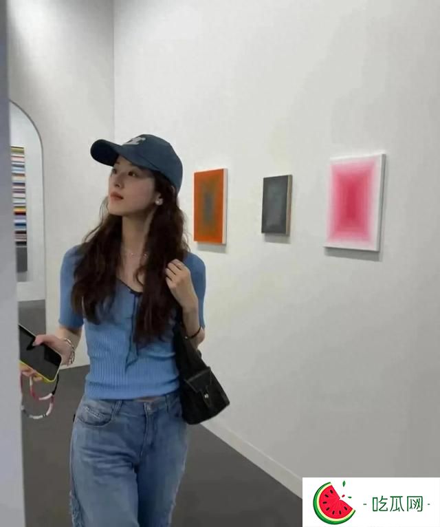 31歲章澤天現身香港畫展，三胎媽媽根本沒有變化，依然美麗動人
