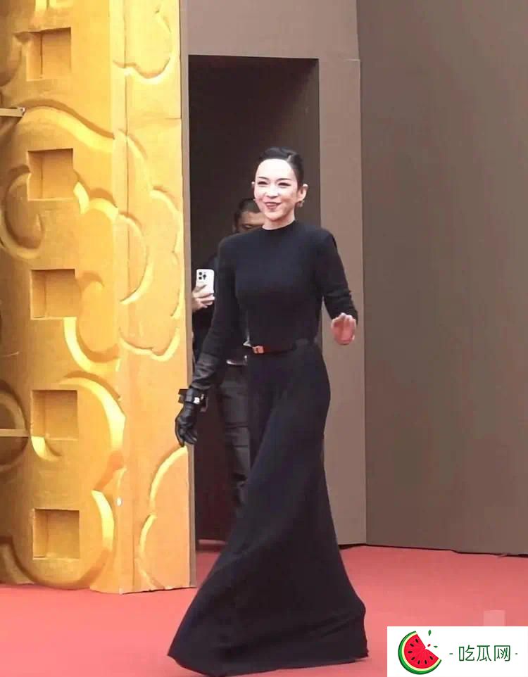 46歲章子怡摔傷后現身澳門，帶媽媽購物恢復如初，媽媽也背名包