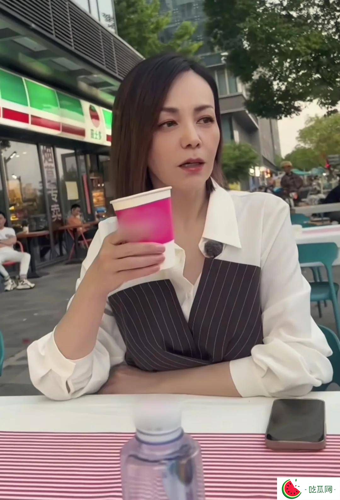 54歲王琳在上海與好友聚會，坐街邊吃燒烤，老戲骨李傳纓全程陪同