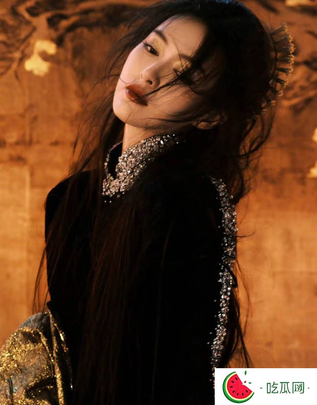 唐嫣身著修身黑裙勾勒曼妙曲線，鎏金眼妝解鎖酷颯高級感
