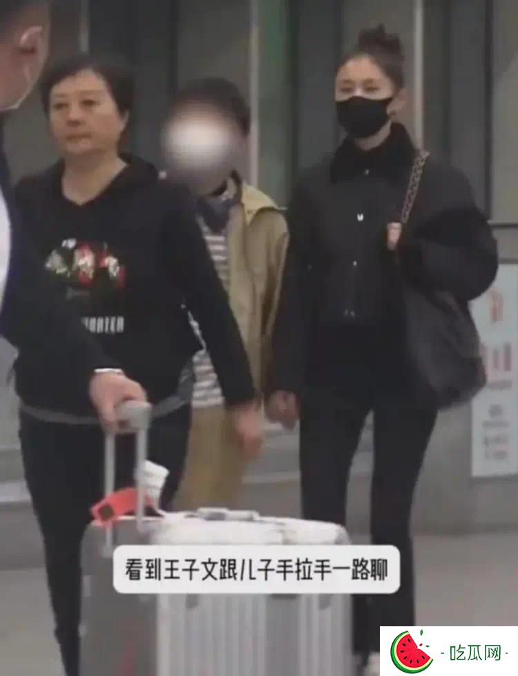 38歲王子文攜兒子逛街被偶遇，12歲豆芽身高都快超媽媽了