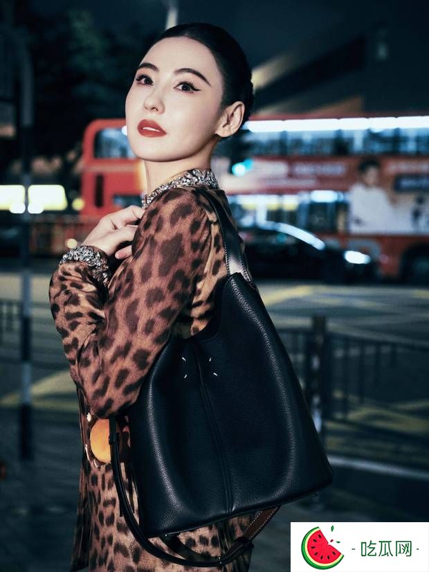 復古豹紋裙配維港風情，張柏芝港風經典穿搭夢回《喜劇之王》