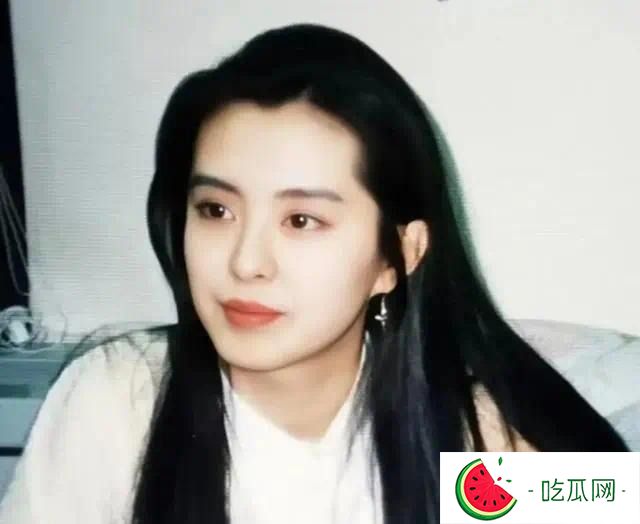 口罩眼鏡齊上陣，不露真面目的王祖賢，遮掩的答案早已不言而喻