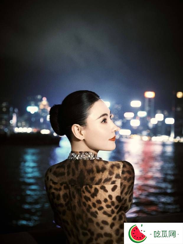張柏芝漫步維港。