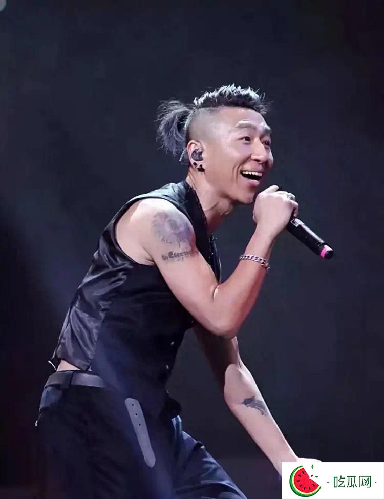 陳羽凡罕見帶17歲兒子現身！元寶扎小辮身高超1米8，個性十足