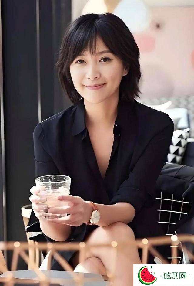 “風流才女”徐靜蕾，住美國豪宅，身材發福，51歲有伴侶但不結婚