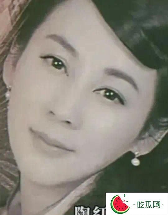 48歲陶紅因病去世，9歲女兒一路跪拜祈福，與樂嘉婚姻僅維系3年