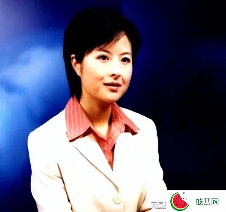 她曾是央視一枝花，低調嫁大18歲李鐵為妻，如今52歲已滿頭白發