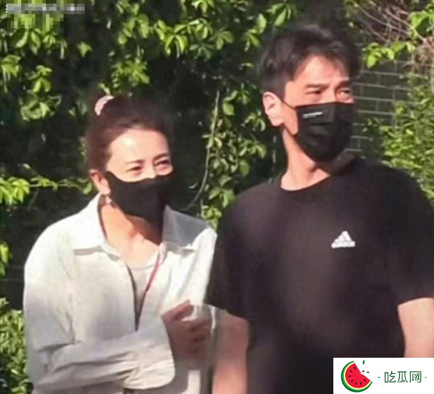 高圓圓趙又廷素顏遛彎甜到齁，結婚9年仍手挽手，這才是愛情的樣子