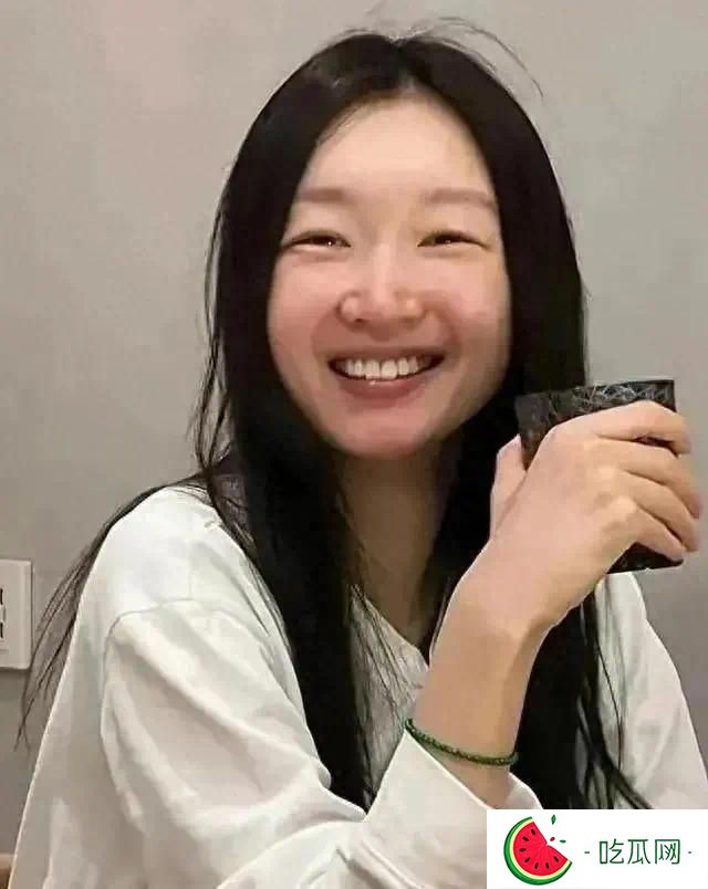 演員周冬雨的素顏照曝光后，瞬間引發(fā)熱議！網(wǎng)友：這才是真正的她