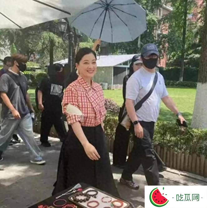 50歲梅婷南京被偶遇，路人視角難以言喻，腰粗臉大肉眼泡加大背頭